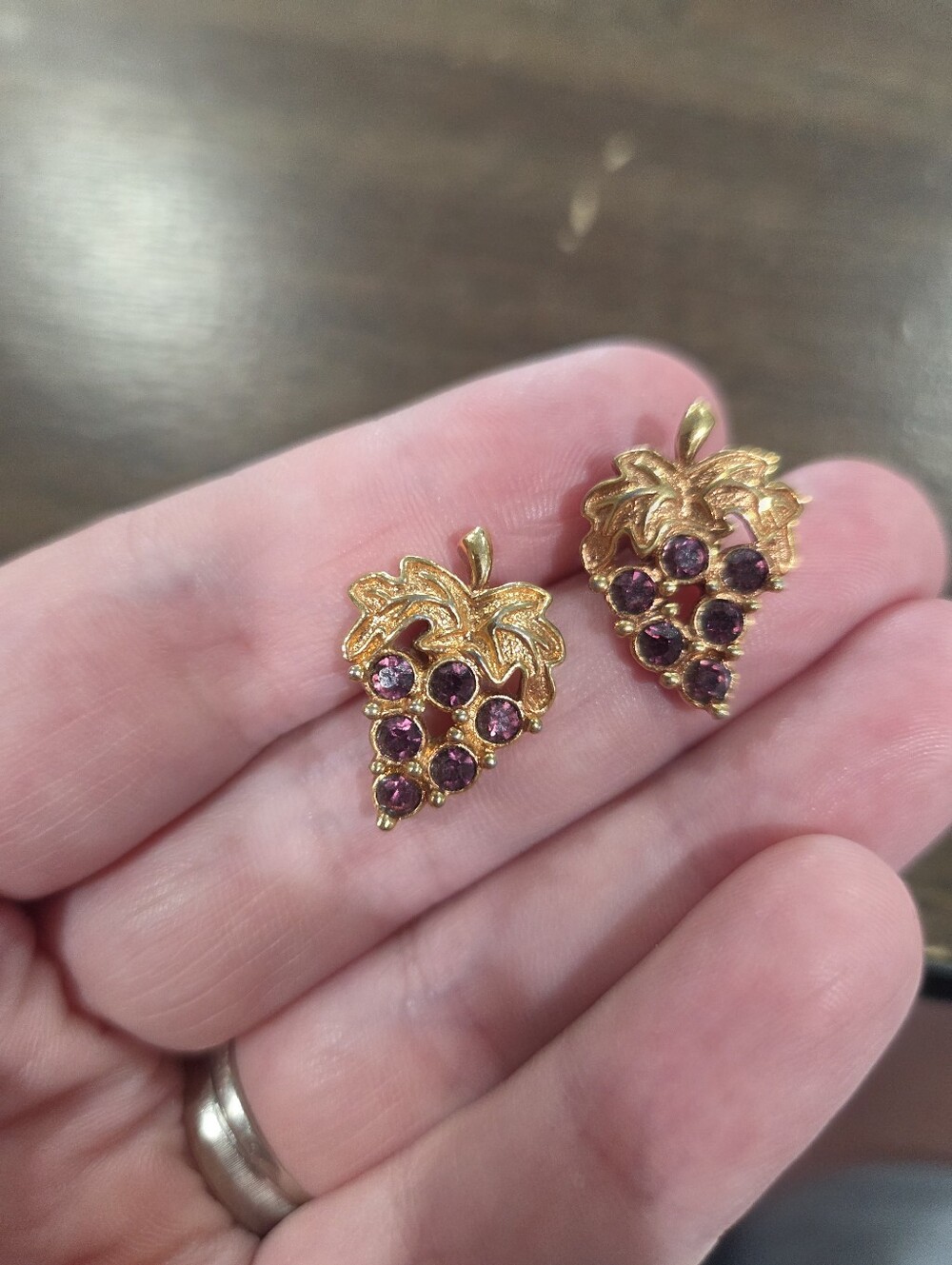 Avon Purple Rhinestone Grape Cluster Gold Tone Pierced Earrings